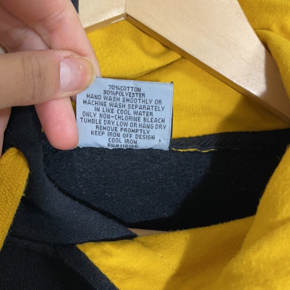 Wichita State University Sweatshirt - Picture 5 of 6